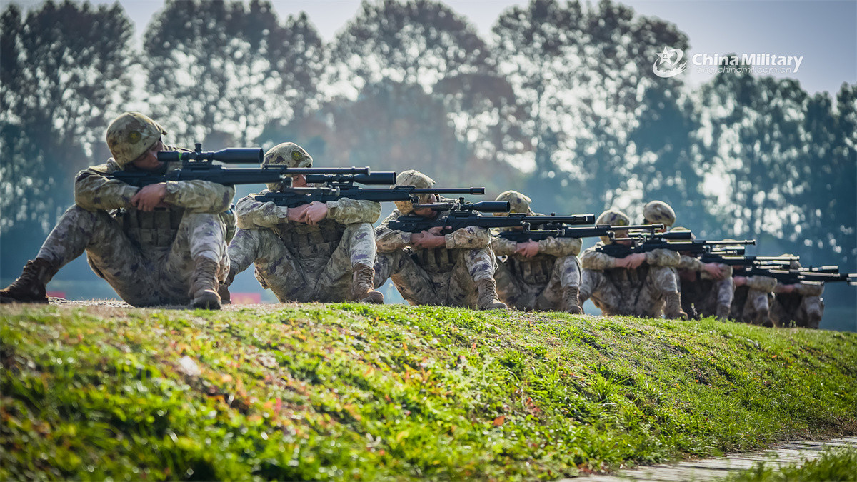 烽火问鼎计划每天认识一件兵器西部战区的狙击手训练图1：CS/LR4高精度狙击步
