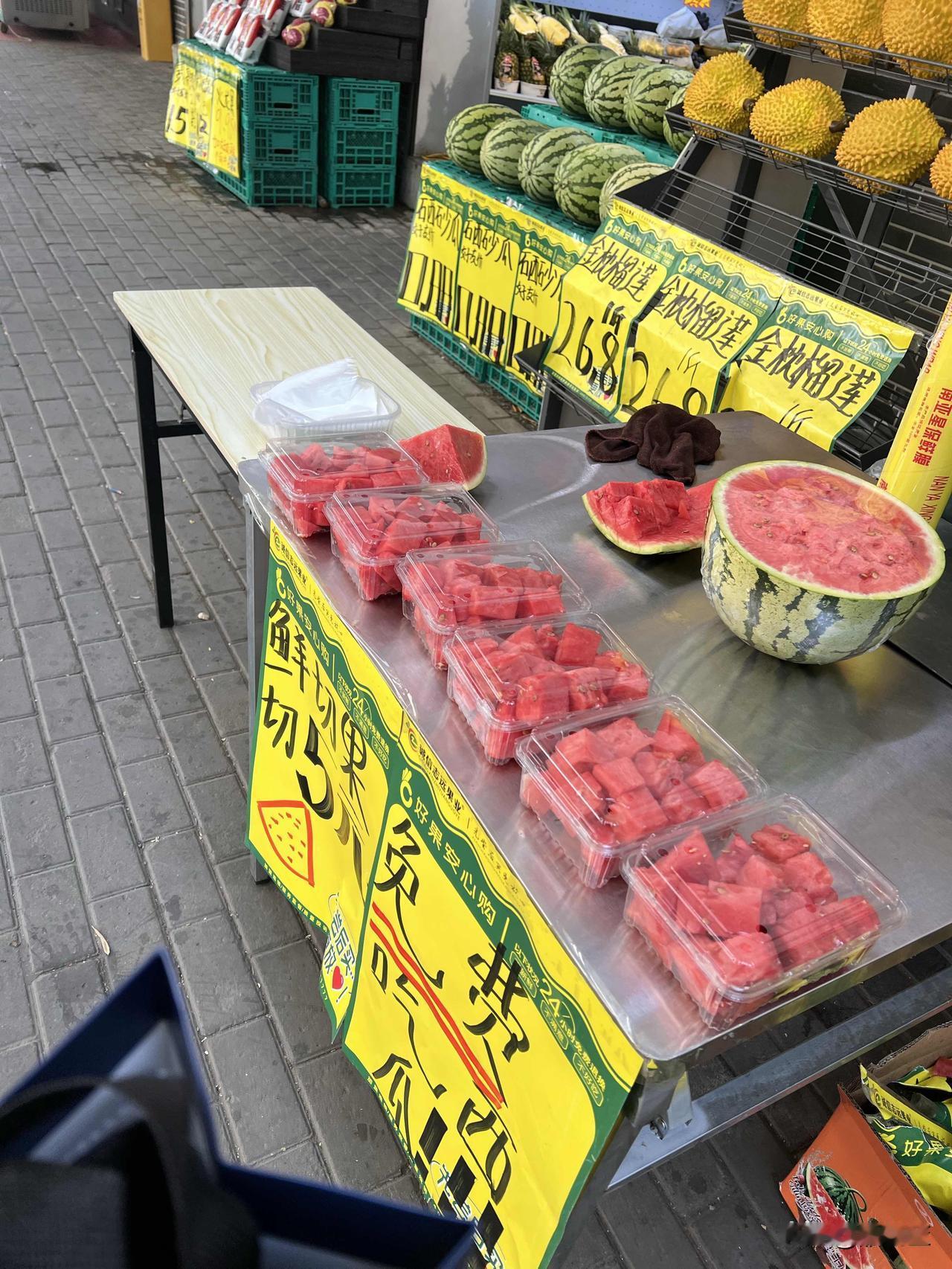 在兰州市城关区东方红广场附近的平凉路，一家水果店正在火热的叫卖西瓜。这些这个摊