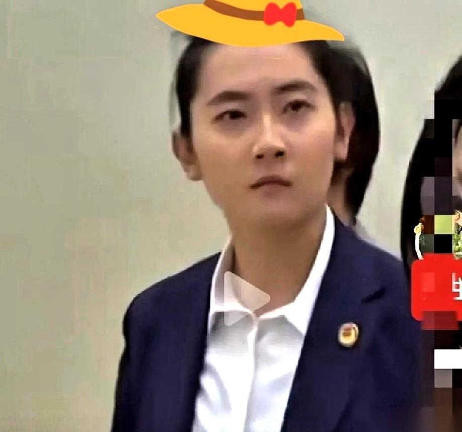 一个女保镖，在大陆出差，一觉醒来，天塌了。手机屏幕上，是她自己的脸。就是昨天执