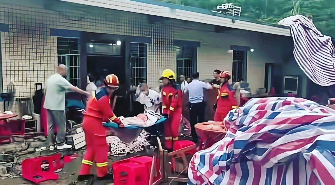 长宁这起事故最让人后背发凉的，是那个被反复提及的“女儿墙”。在很多村子的自建房顶