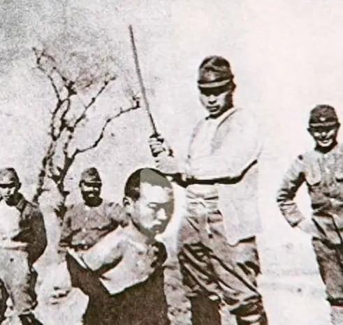 历史铁证，愤怒曝光:那个双手举刀，屠杀中国平民的少佐，正是高市早苗的祖父