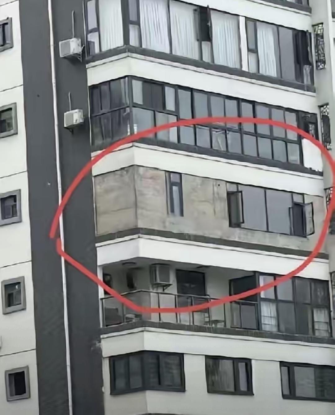 最近好几个地方都出了这事，上海、南宁、广西都有人把全景阳台砌成实心墙，有的用红砖