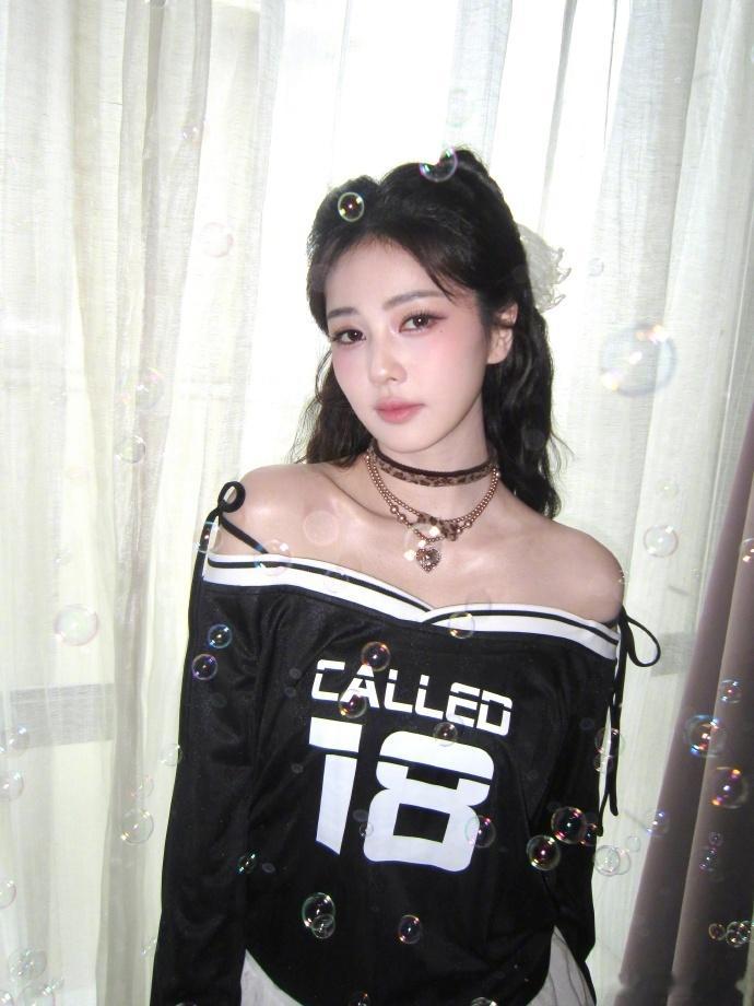 白鹿为女嘉宾解围被白鹿下意识的温柔打动，女嘉宾不擅长踢足球被李晨玩笑吐槽，当场面
