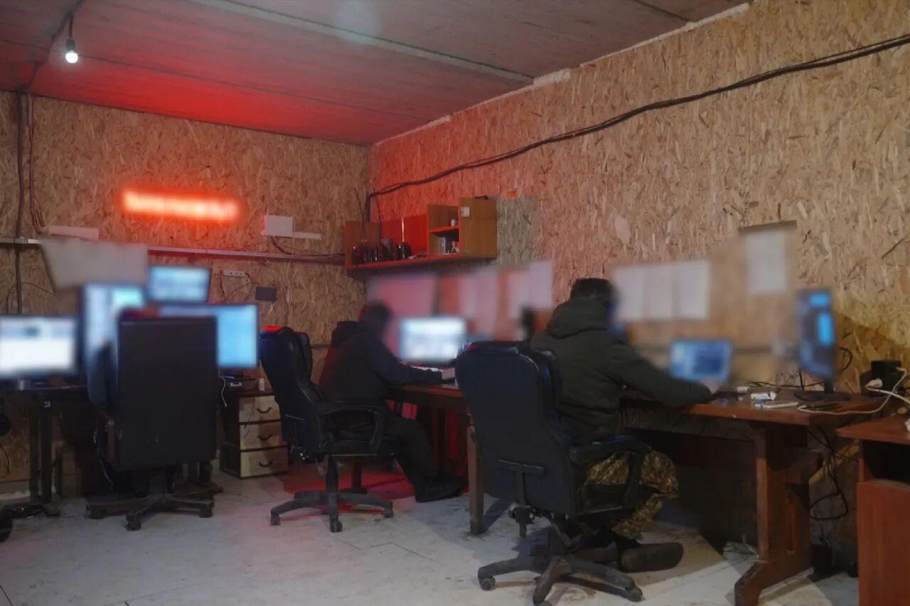 乌克兰一支侦察分队截获的俄军无线电通联称，SpaceX本月早些时候开始对星链终端