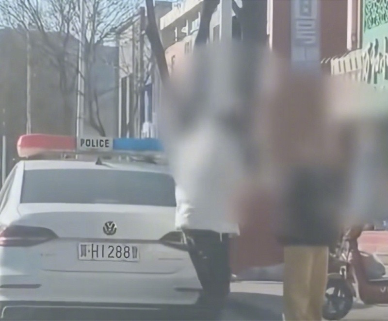 #辅警驾警车陪母亲妻子逛街被开除#【#围场警方回应警车私用视频#：系辅警购物，已