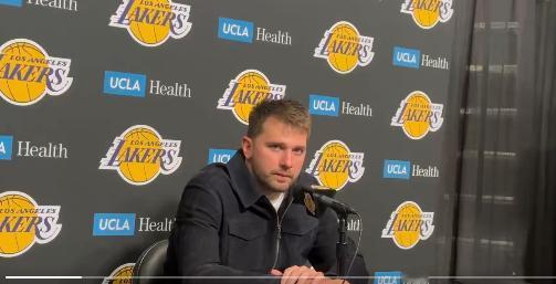 东契奇赛后谈起最后给詹姆斯传球的选择。记者问：比赛结束后，你和詹姆斯有过任