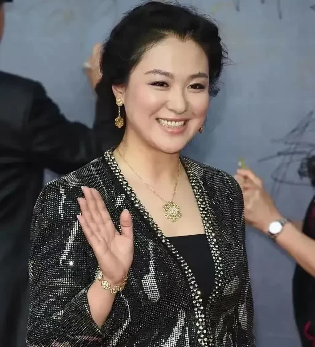 她看起来长的这么普通，又没有倾国倾城的容颜，身材也发福，特别是腰又圆又粗的，怎么