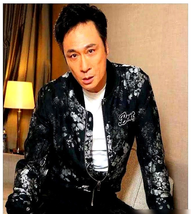 袁咏仪正往脸上抹着面霜，心里盘算着怎么向眼前的男人表白。吴镇宇凑过去盯着瓶子看了半天，突然开口，你这