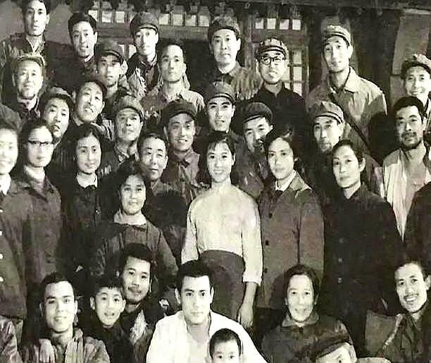 50年前，男女主角就拉了一下手，整个剧组都跑来围观，还起哄说这是“握手礼”。