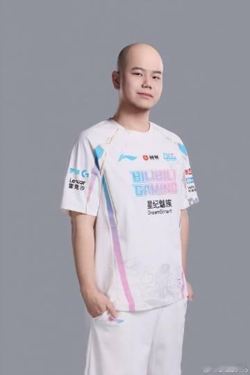 英雄联盟的比赛能不能增加一个召唤师席位，6v6，第六个召唤师是军师位，不操作英雄