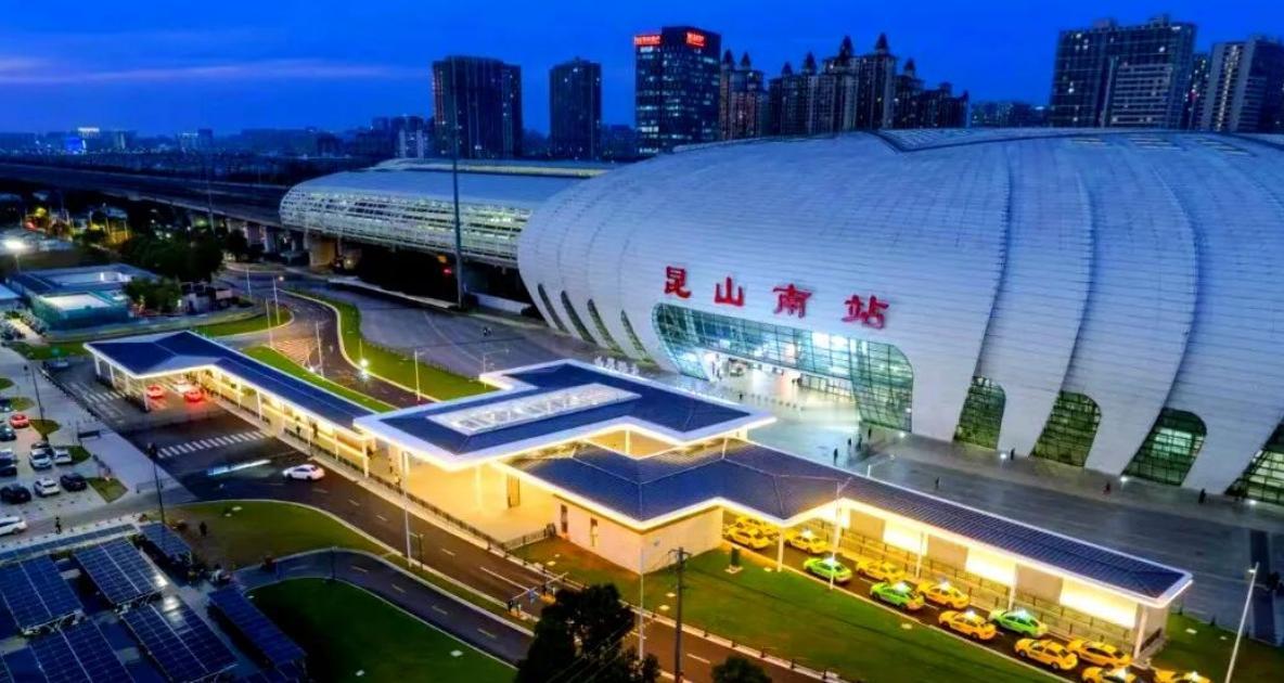 提到高铁大枢纽，你脑海里浮现的肯定是南京南、杭州东那种一眼望不到头的站台，或者是