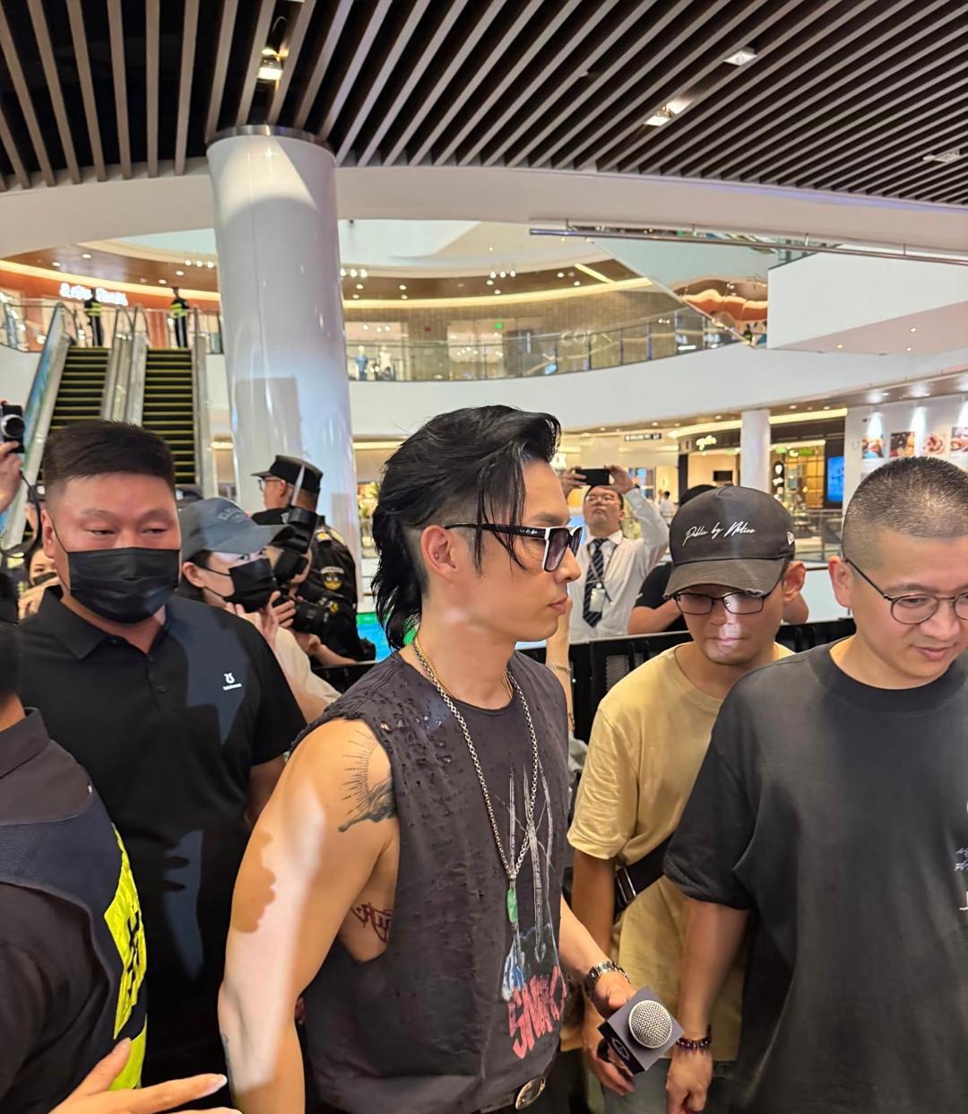 吴建豪在浙江出席活动，秀了健壮的身材，肌肉线条好漂亮，他还剃掉了腋毛，腋下好白净