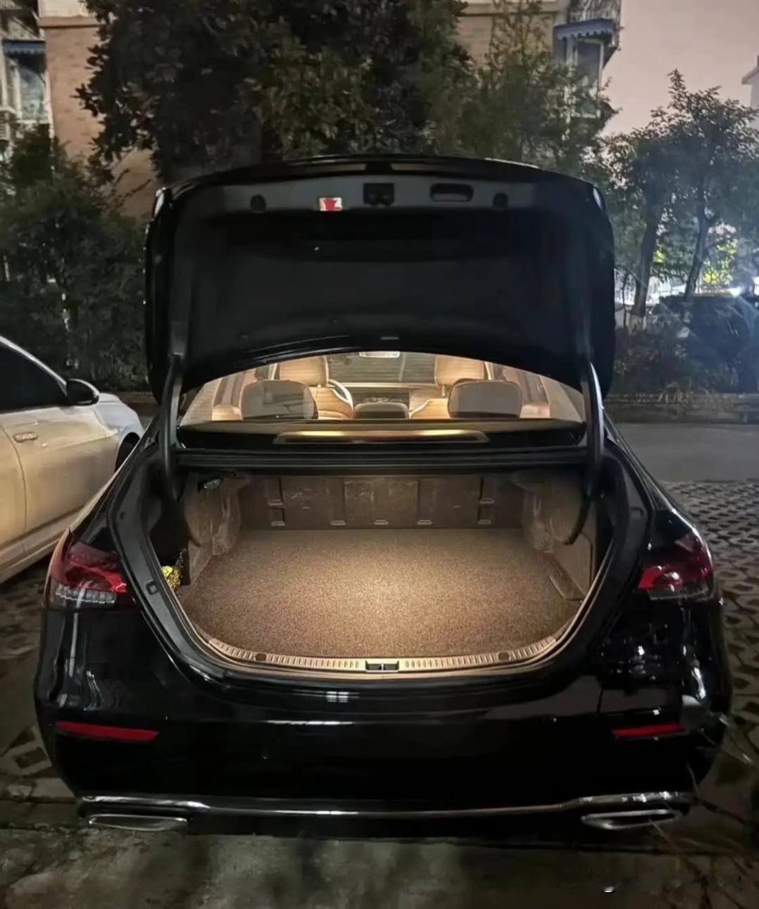 同为“油改电”的插混，奔驰E350eL的后备箱虽然全平，但实战还不如“七座雅阁”