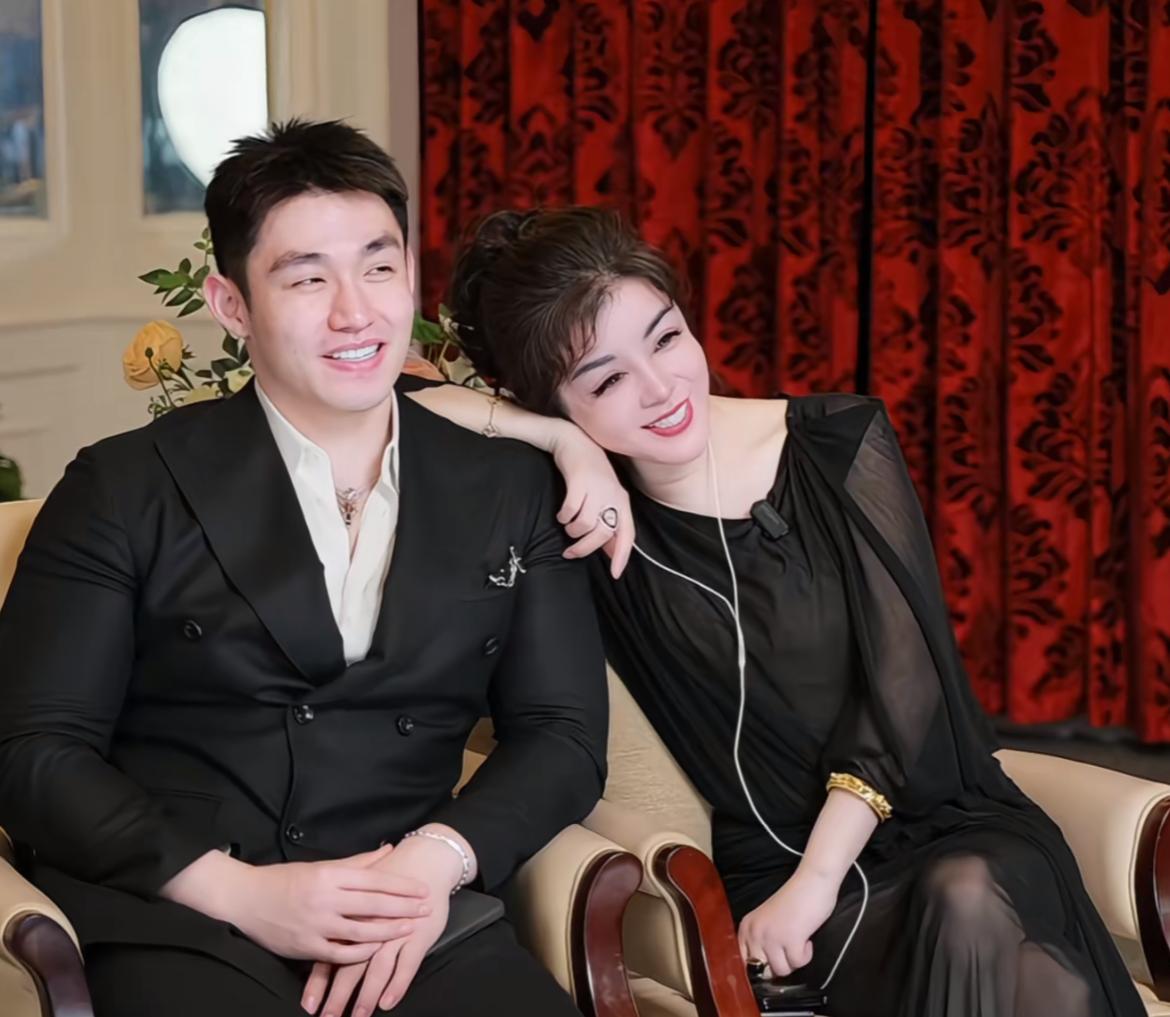 太豪横！于文红小30岁男友“任任”晒黄金账户，价值高达485万多，黄金总克超52