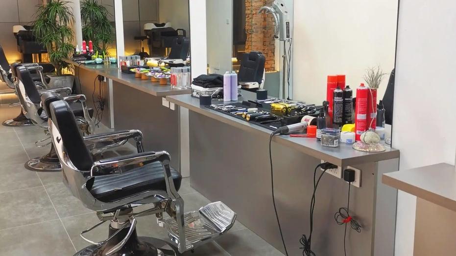 大学生理发花1万！头发弄成半成品被迫加项，店家：他自愿的刷到武汉这位大学生