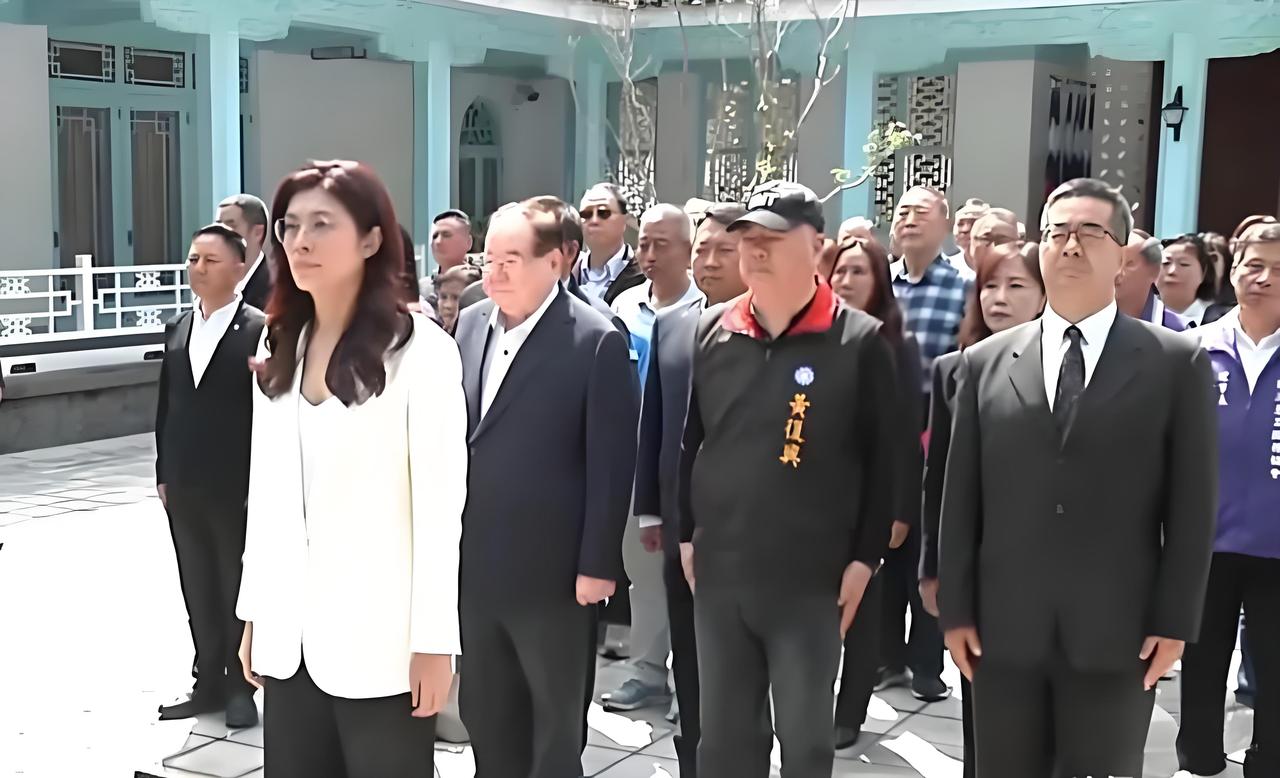 4月2日，郑丽文率众祭拜蒋介石。她在祭拜后接受采访时称：“清明时节，这是我们慎