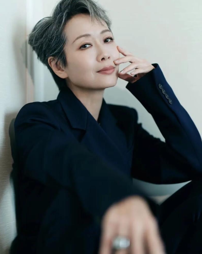 叶童回应亲哥哥李忠宁当保安。叶童说：我知道他现在在香港当保安，收入很低。但我不