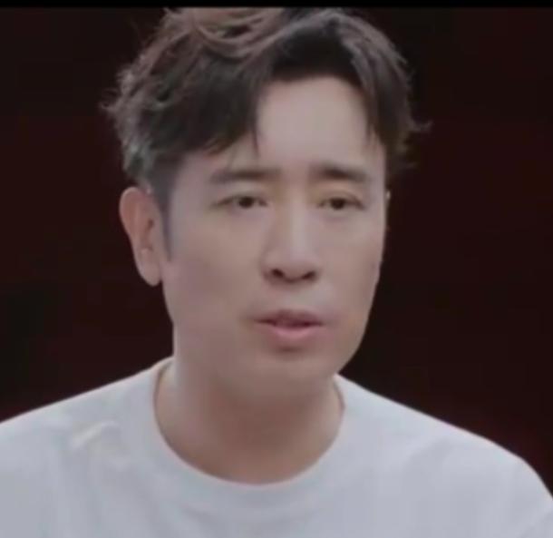 演员于和伟说:“在我大学即将毕业时,有天校领导突然找我谈话,我不知道怎么回事,所