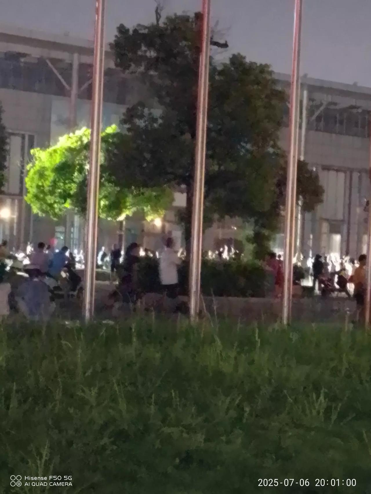 天天晚上没有事，出来遛一下狗，在这个广场乘一下凉，坐一会，打发时间，我发觉这些广