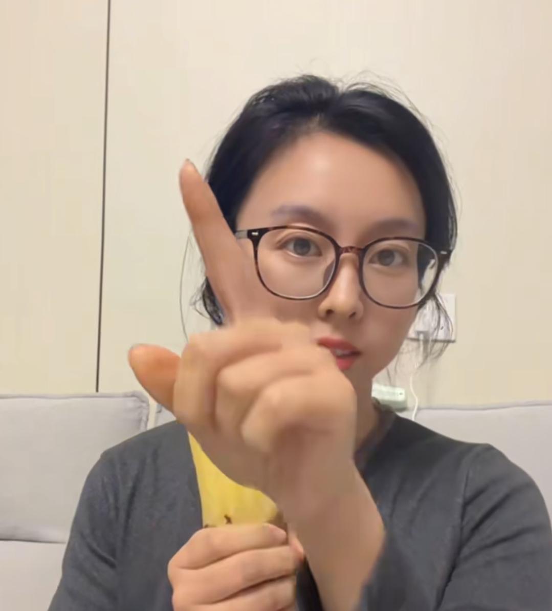 田静一句“没看清墓碑”被骂上热搜！忍无可忍发视频回怼，究竟又发生了什么事？最