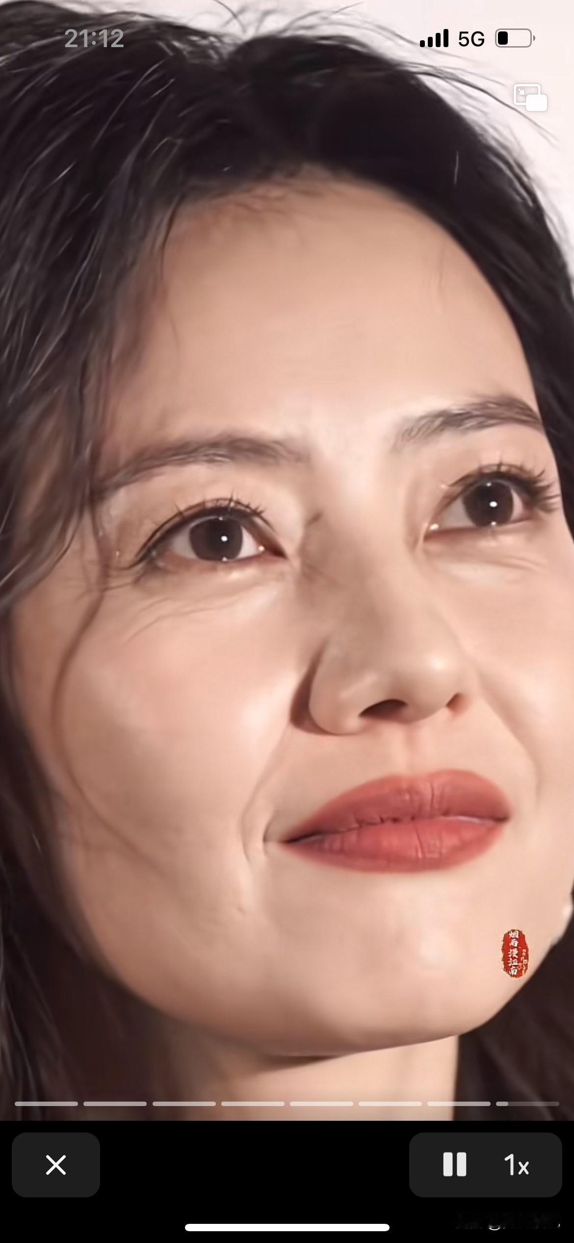 这张脸是谁的，就是高圆圆老师的，她年轻时真的非常美非常漂亮的，现在自然老没有任何