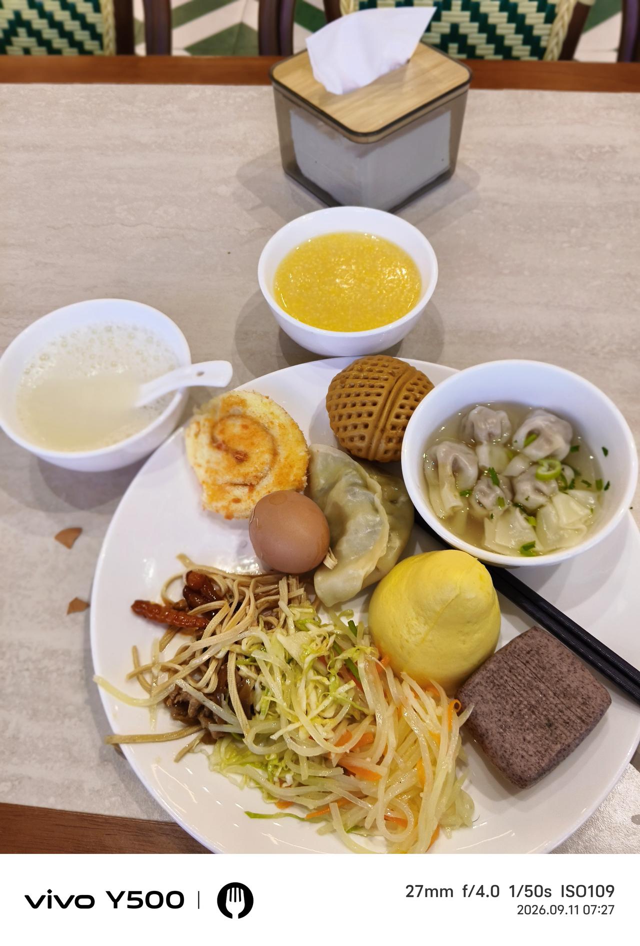 今天单位食堂的早餐让人一惊，品种丰富、做工精巧让人食欲大开。捡爱