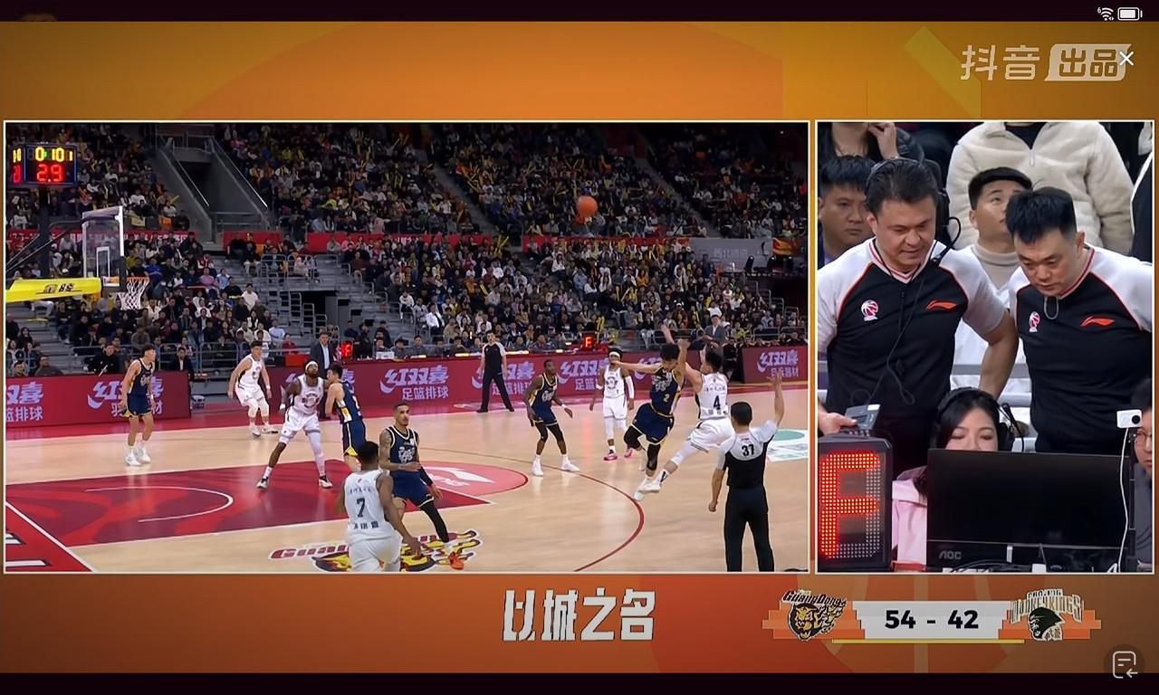 徐杰被邬挺嘉踢倒，杜锋直接死亡凝视，段铸不升级有规律给进攻犯规没错，确实不应