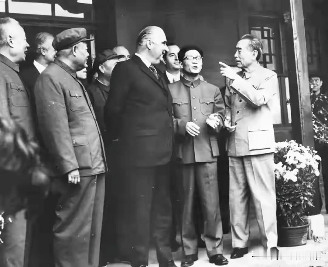 1973年9月15日，周恩来总理（右一）和山西省委第一书记谢振华将军（前左二）等