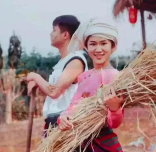 1974年，知青杨俊在云南傣乡被马蜂蜇伤眼睛，傣族大嫂用奶汁给他疗伤。哪料，大嫂