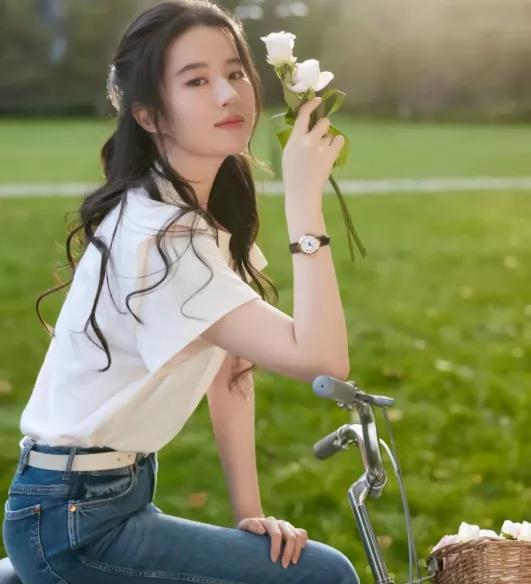 37岁的刘亦菲。给所有女人都提了个醒。无论你有多年轻、多漂亮，也千万要注重保