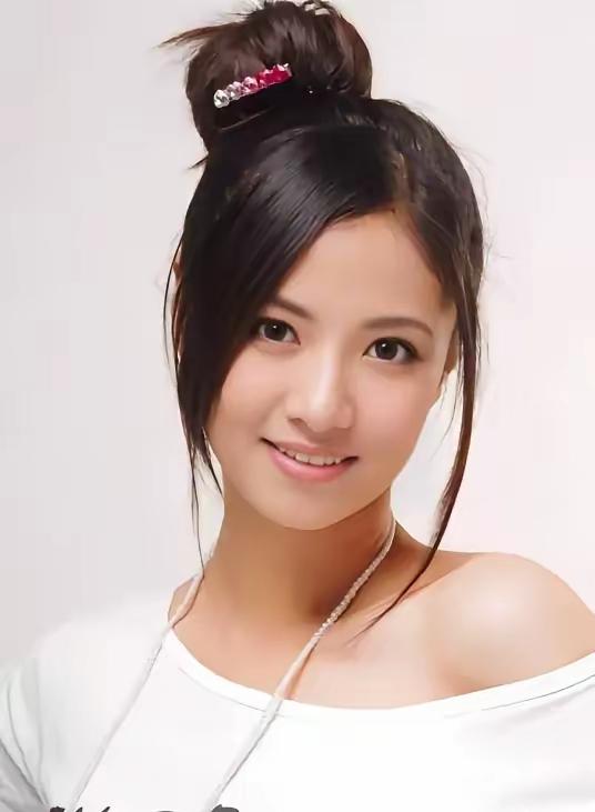 2018年，上海第一美女沈丽君，抛下五岁的儿子和三岁的女儿，从28楼一跃而下，那