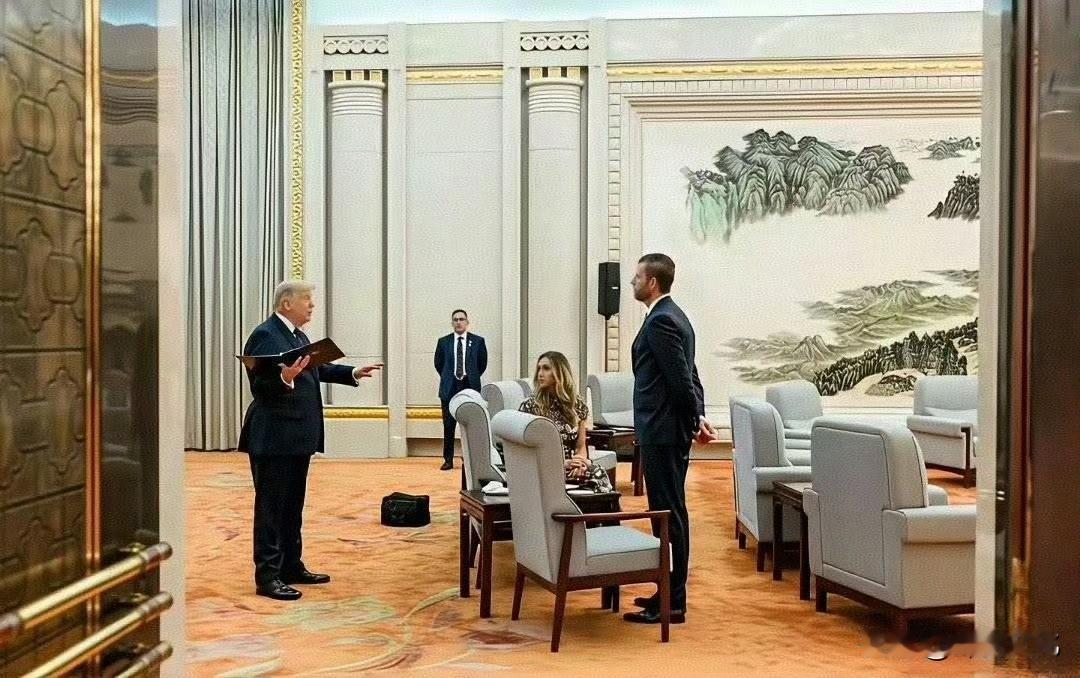 据说这是川普总统在国宴前演练演讲稿。这次是真的非常认真，毕竟他以前几乎都是脱