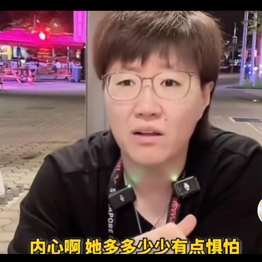 郭焱在直播间发言大赞孙颖莎，她表示：现在孙颖莎稳居世界第一达到200周，而且还被