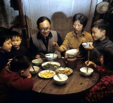 这是1980年广州一家人吃晚饭的场景。当时，这也是属于一大家子，全家七口人。大人