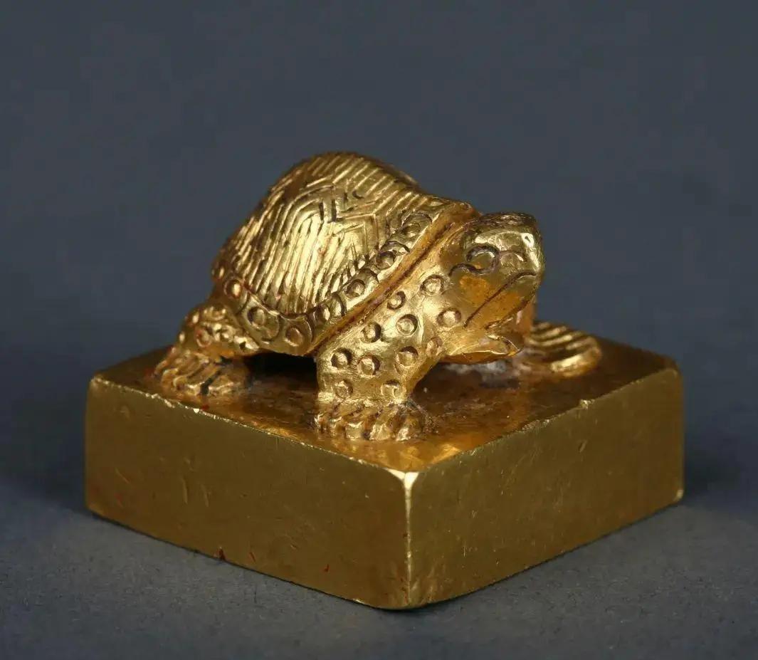 1954年，一位药农在秦岭采药，忽然感觉背面冷风悠悠，原来一只野狼暗中尾随。药农