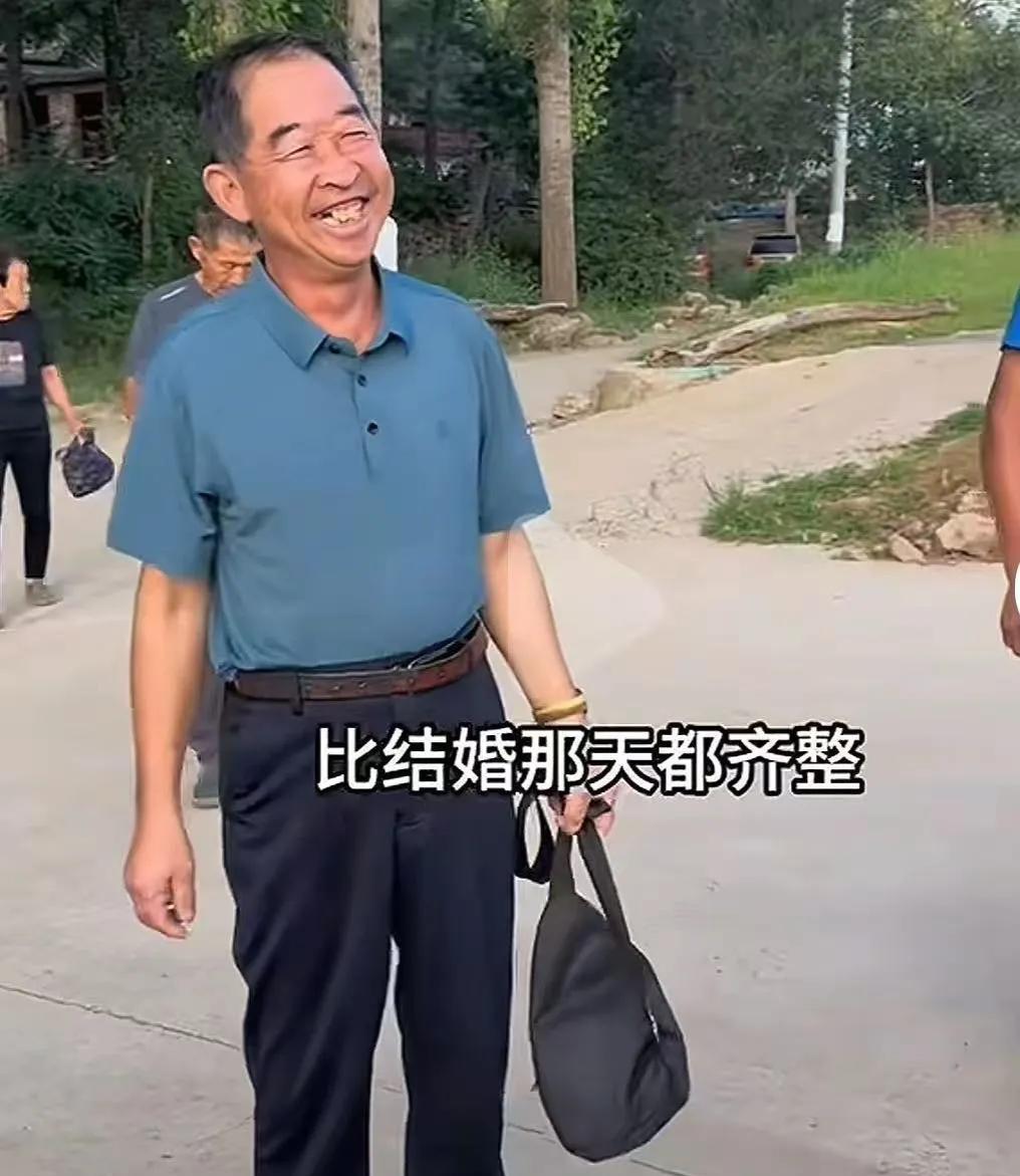 李福贵做了一个大胆决定，要带全村老人免费去旅游！可是很多人知道后，劝说李富贵别去