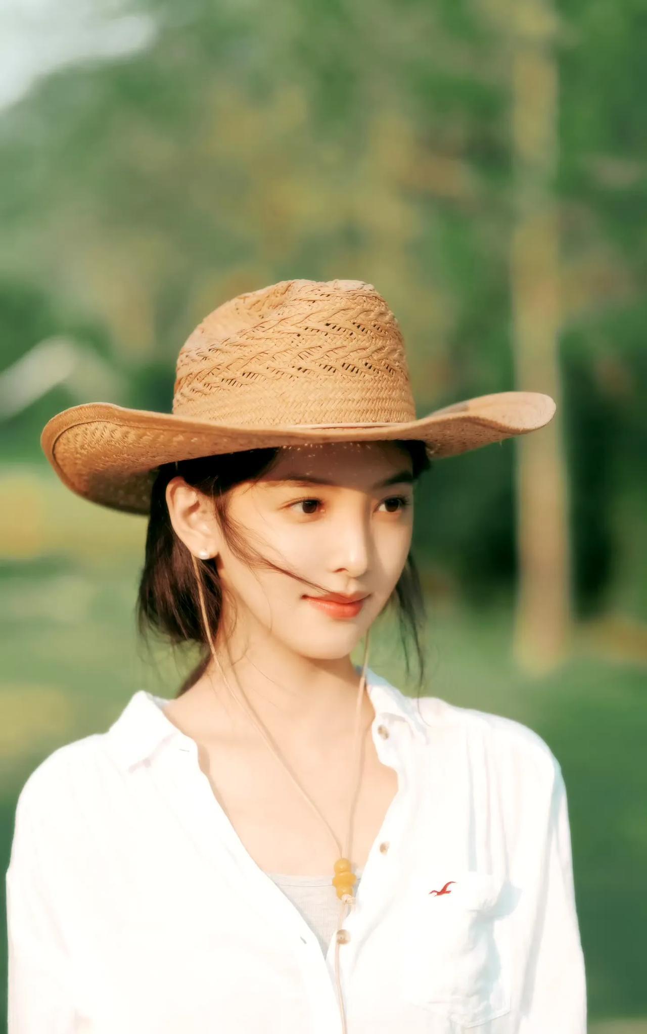 #章若楠#草编帽筛落碎金日光，白衬衫晕染草木清辉，发丝随微风轻摆间，藏着夏末最悠