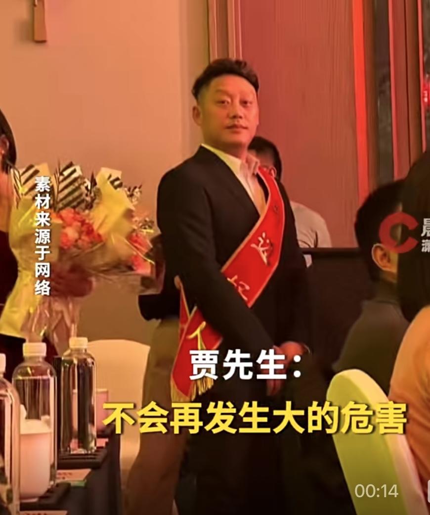 2025年11月12日，河南郑州街头突发惊险一幕：一名男子持刀与执勤民警对峙，现