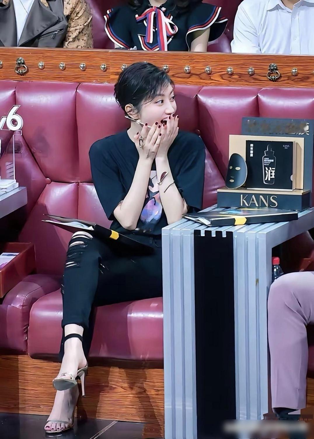 这么看，景甜的手和脚真好看，尤其是她涂的指甲油颜色，特别显白呢