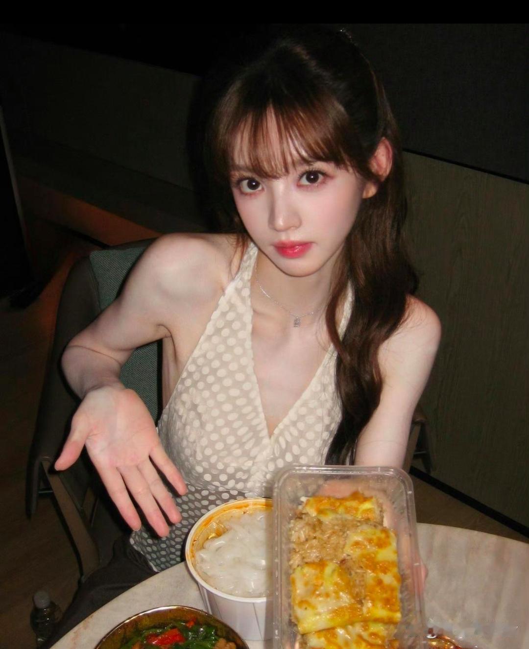 1.黄磊的算盘珠子都崩到大家脸上了，把女儿们推进娱乐圈，偶尔曝光小儿子，就是不想