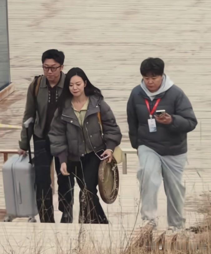 汉森新疆行是不是太抗冻了？用我们北方人的话，怎么穿了一身单了衣服？汉森妈妈如果