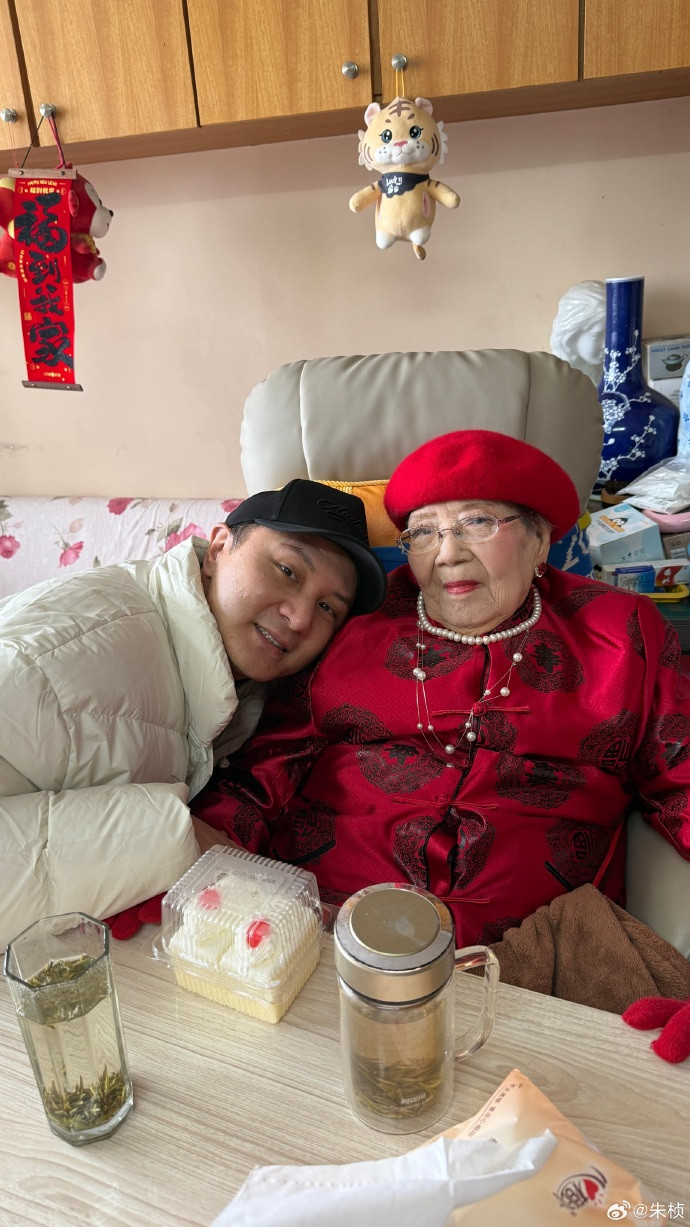 朱桢悼念老娘舅嫩娘朱桢发文悼念老娘舅嫩娘：二十多年前我是何等幸运能加入《老娘