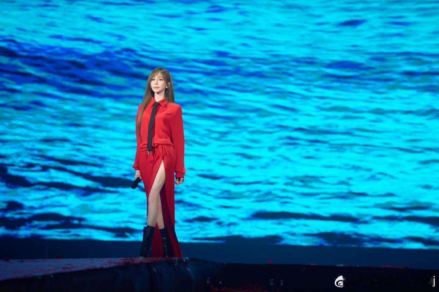 王心凌好红看到王心凌穿红裙唱歌的样子，突然就理解了什么叫做闪闪发光。她的状态越