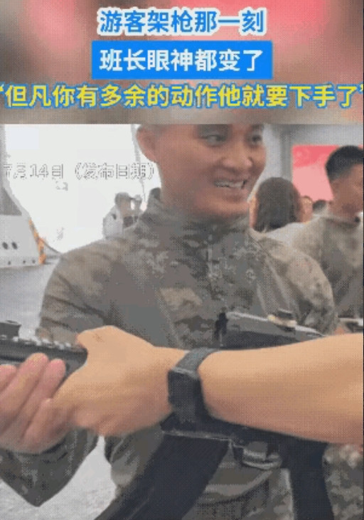 山东舰香港开放日那天，有个人在枪械展台前摆弄枪支，动作特别专业，还带着美式持枪习