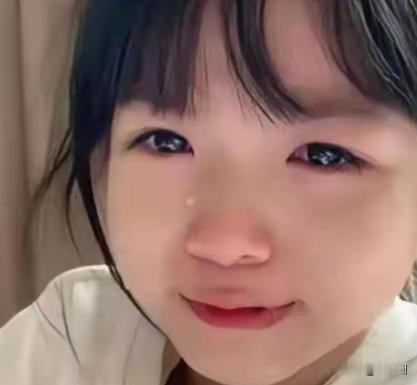 江西九江一个班主任正在办公室批评一个女孩。她问:“你妈妈是做什么工作的?”女孩回