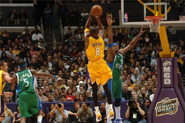 遇到阿德巴约这样刷分创造历史的机会，99%的都会继续刷，人之常情。科比就是那1%