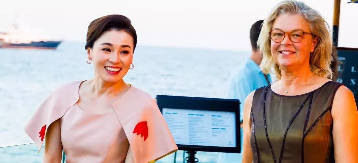 泰王的妃子为什么都不是苏提达的对手吗？苏提达是空姐出身，会讲多国语言，善于沟通和