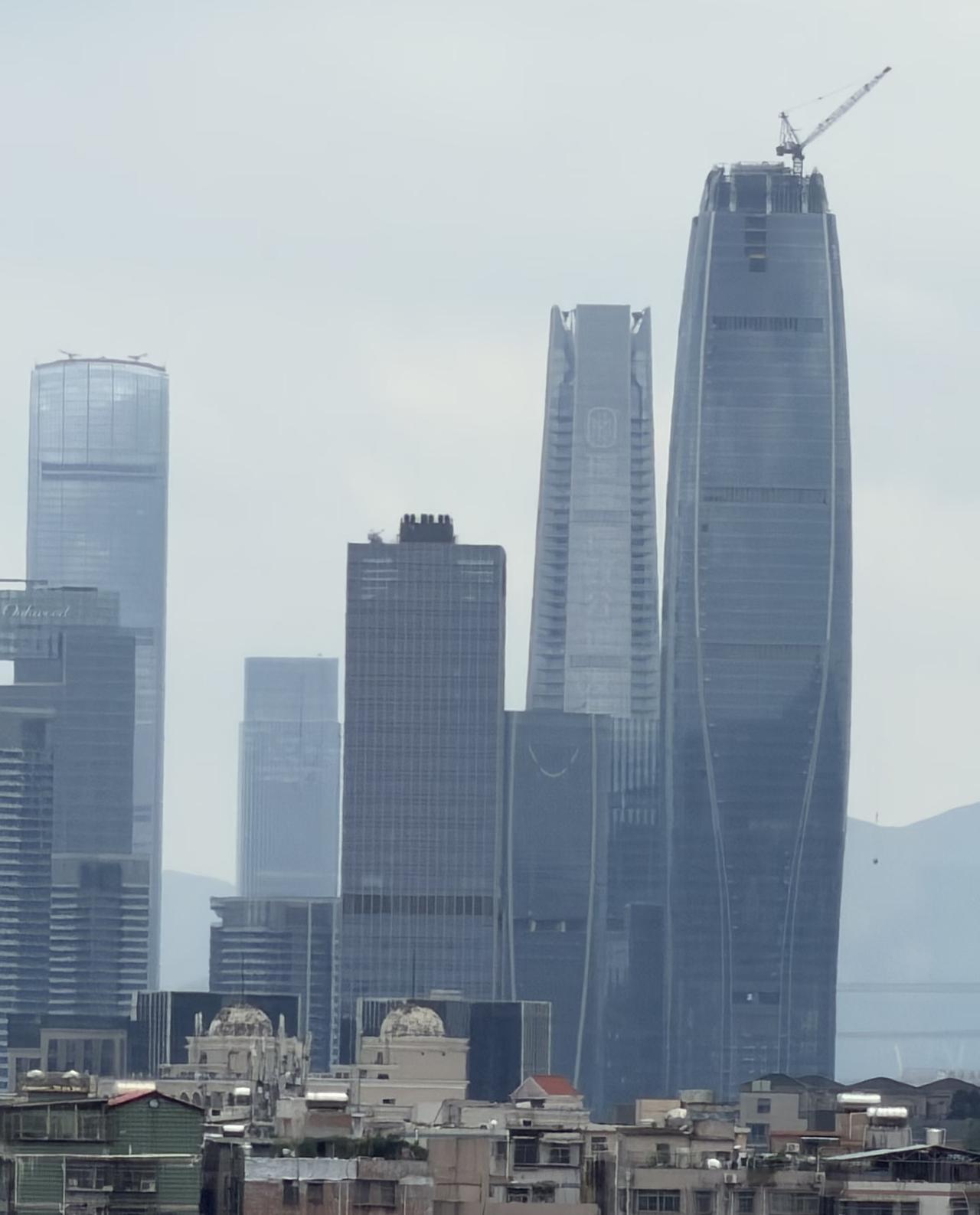突然发现，深圳地王，没那么高了深圳罗湖的天际线还是这么好看很经典很耐看的造型