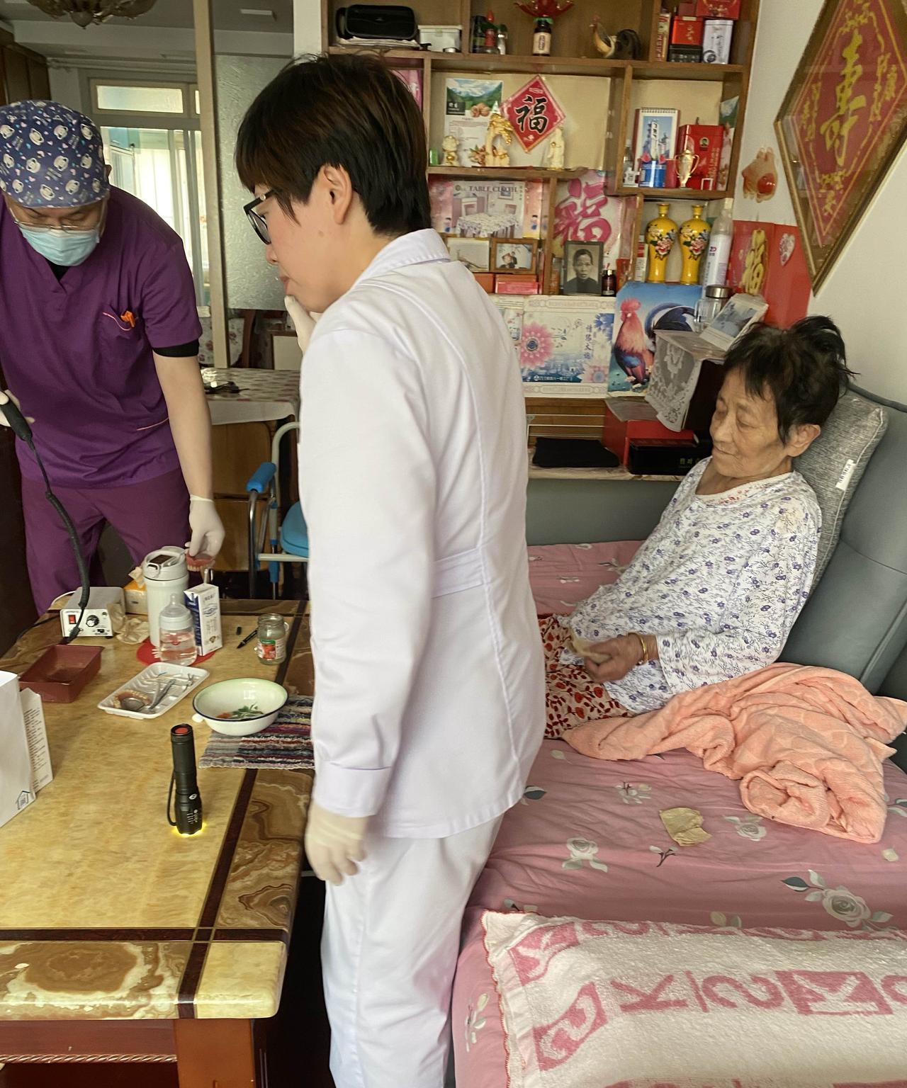 今天下午忙得不亦乐乎。大弟中午回西安了，又把老妈“闪”了一下，他刚走，老妈就问