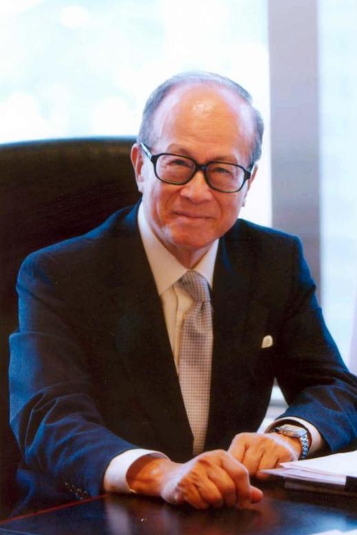 当年，李嘉诚的司机要退休，李嘉诚拿出了一张200万的支票给他养老，不料，司机说：